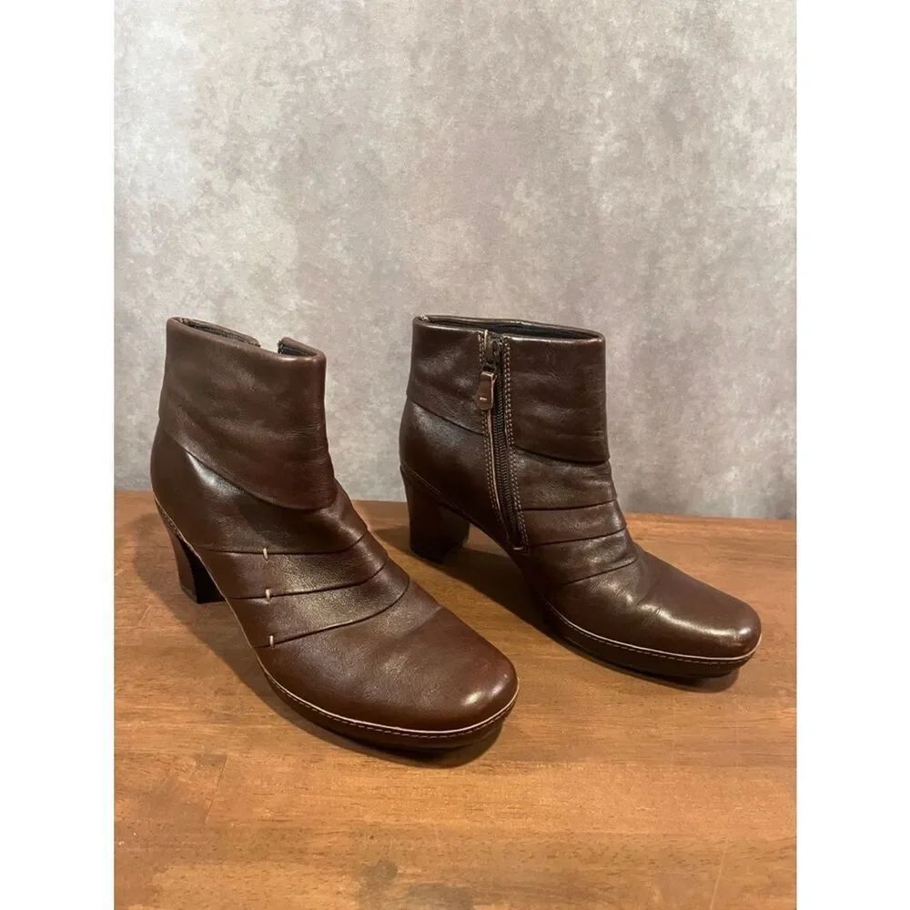 Clark’s Artisan Brown Leather Ankle Boots Side-Zip Heel size 8